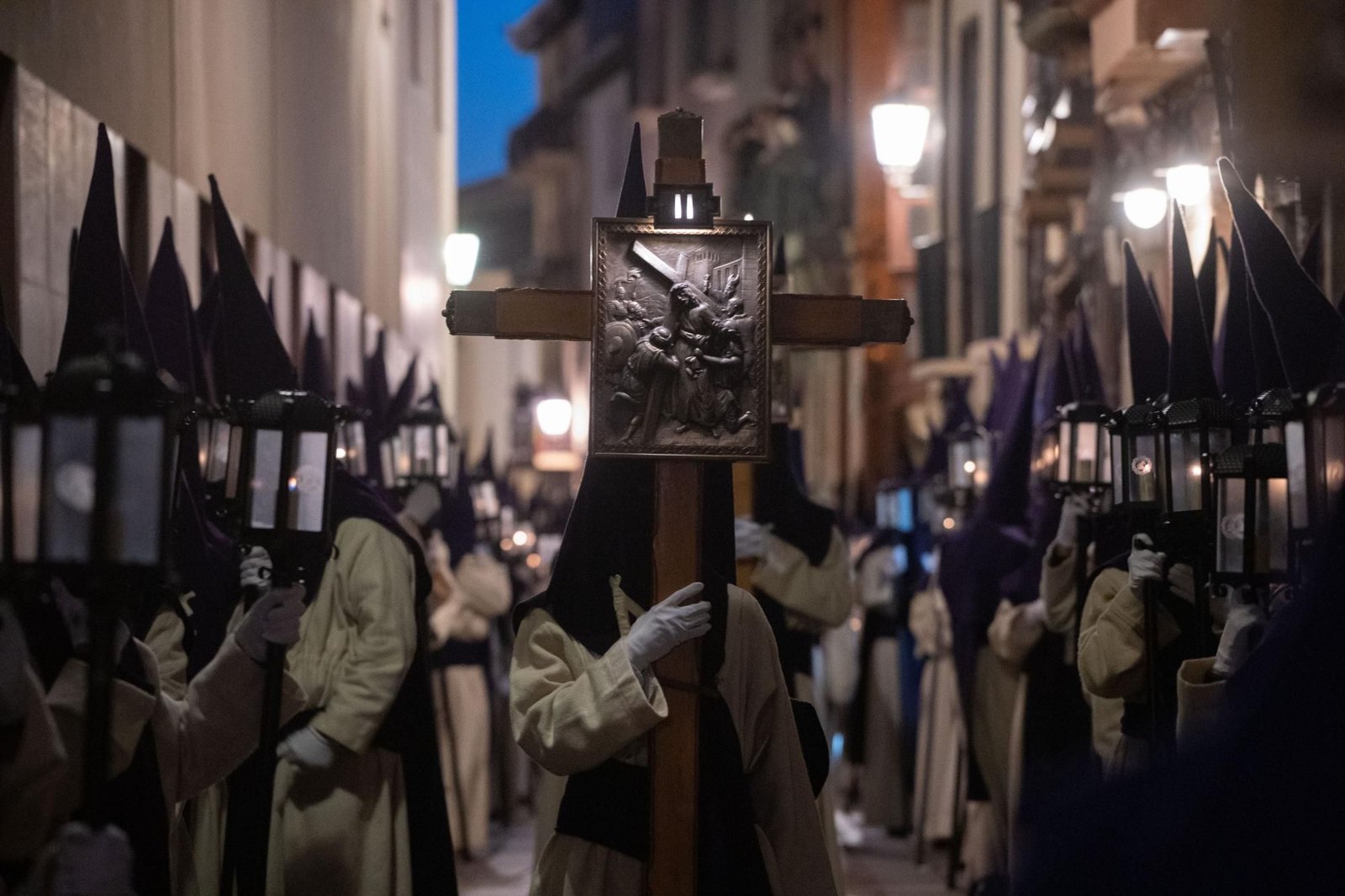 Cruz de guía con una estación del Vía Crucis en la procesión del Martes Santo